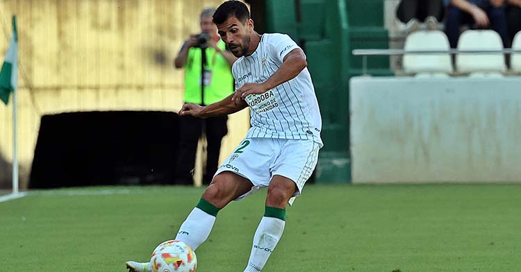 José Ruiz sacando el balón desde su posición de lateral derecho.