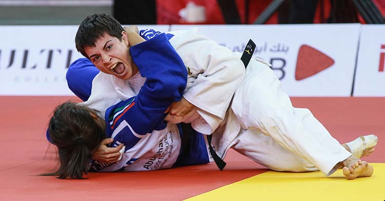 El grito y la mirada de la victoria de Julia Figueroa tras tumbar a la italiana y alzarse con la medalla de oro.