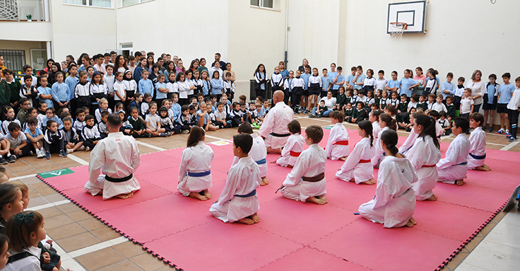 Cientos de niños del Colegio Nuestra Señora de las Angustias de Priego de Córdoba conociendo el Kárate.