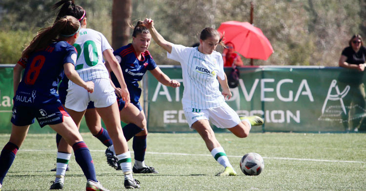 María Lara disparando a puerta en el partido ante el Alba Fundación. Foto: Córdoba Femenino