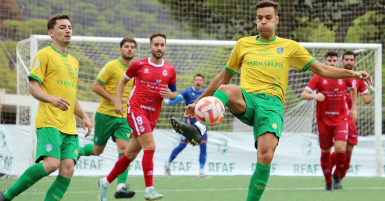Luque hace un control en el partido de la Copa Andalucía ante el Rincón. Foto: RFAF
