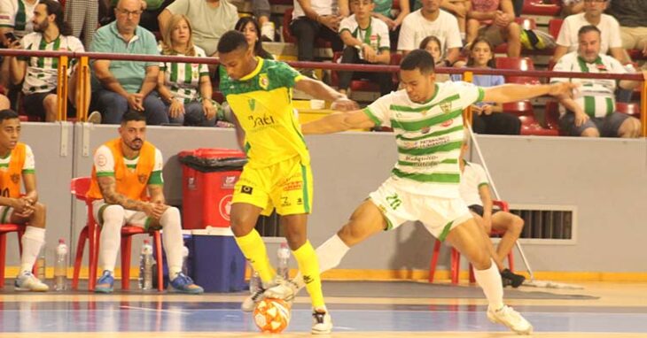 El Tailandés Muhammad robándole el balón a Renato.