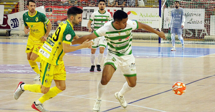 Osamanmusa batiéndose el cobre ante un jugador del Jaén Paraíso Interior. Foto: Córdoba Futsal