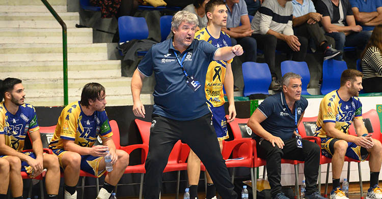 Paco Bustos dando instrucciones en la banda del pabellón Anaitasuna.