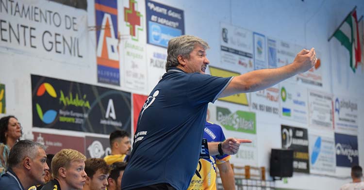 Paco Bustos dando instrucciones en la banda del Alcalde Miguel Salas.