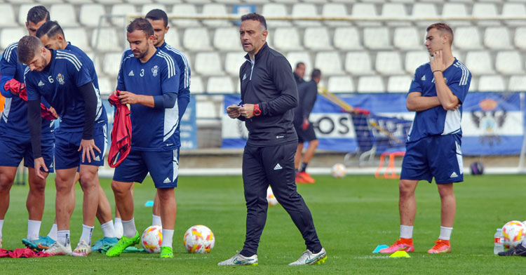 Pedro Díaz rodeado de sus jugadores. Foto: Adrián Fernández