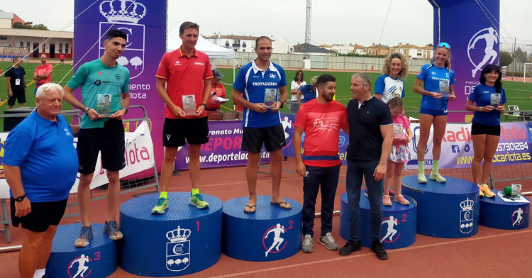 Los ganadores de las categorías absolutas en La Carlota. Foto: Club Trotasierra