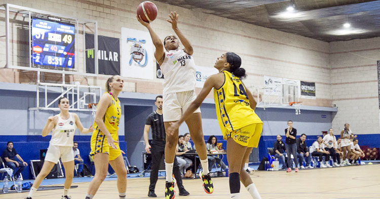 Noemí Ugochukwu tratando de lanzar a canasta ante el Melilla. Foto: Gabriele Friscia