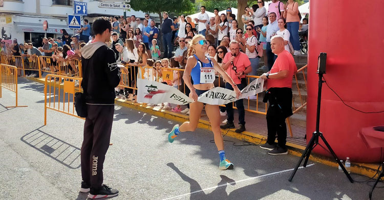 Raquel Hernández entrando triunfadora en la meta de Fernán Núñez. Foto: Club Trotasierra