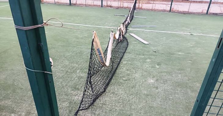 El estado de las redes de una de las pistas de pádel del Parque Azahara.