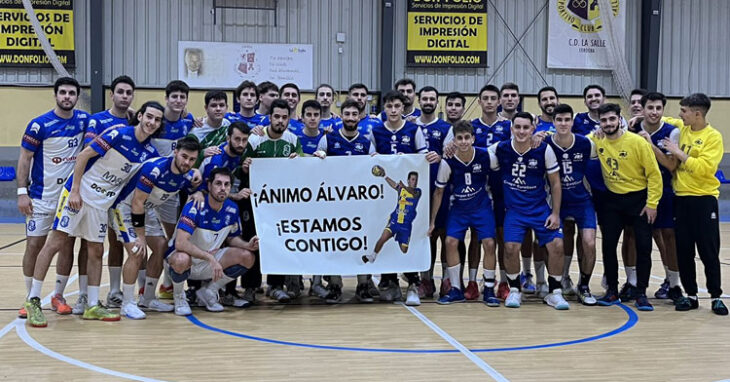 Los jugadores de los clubes cordobeses posan con una pancarta de ánimo a Álvaro Blanco, lesionado de larga duración. Foto: La Salle