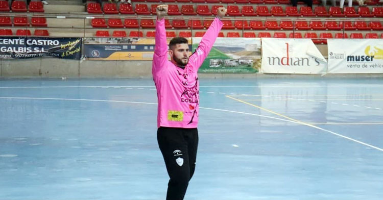 Salvador Santos en gesto de alegría dirigido a la grada. Foto: @CordobadeBM