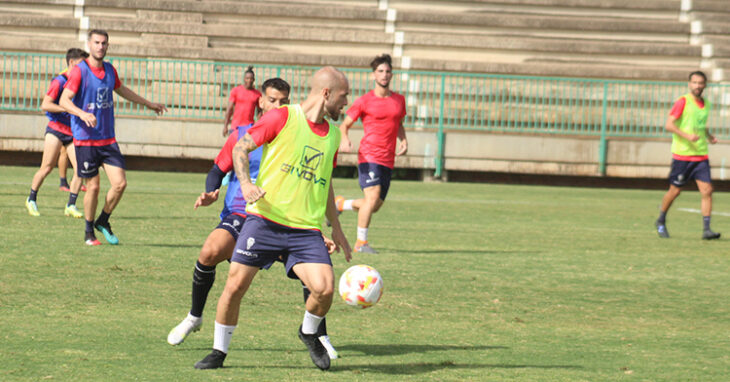 Sergio Benito protege el balón ante José Ruiz durante el partidillo disputado en la Ciudad Deportiva.