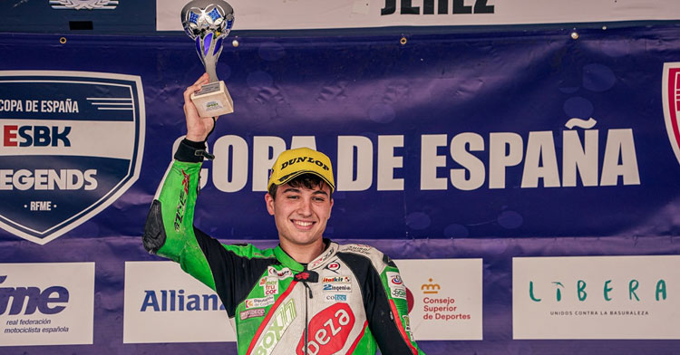 Sergio López en el podio tras la carrera