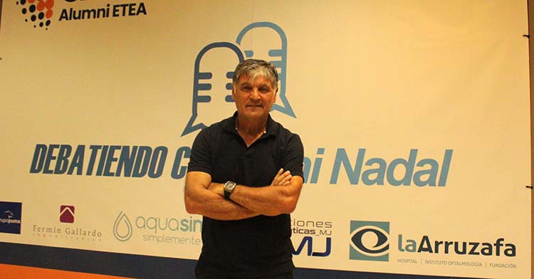 Toni Nadal posando para la cámara de Cordobadeporte.com minutos antes de su ponencia: 'Todo se puede entrenar'