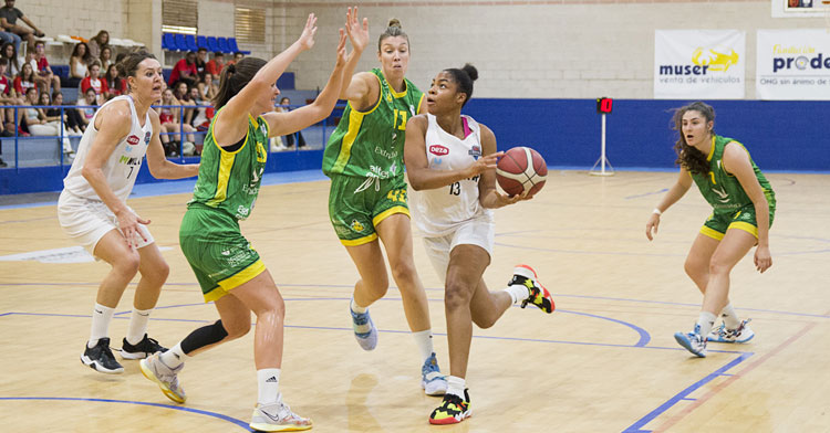 Noemí Ugochukwu entrando a canasta ante el Al-Qázeres. Foto: Gabriele Friscia