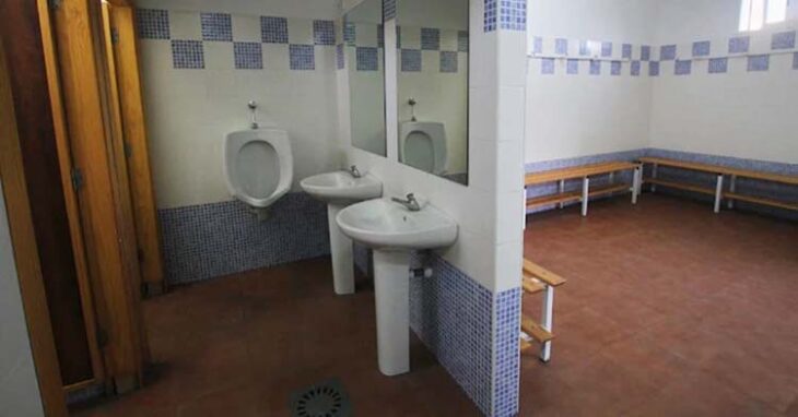 Así lucían los vestuarios y baños hasta el cierre de la instalación en 2018.