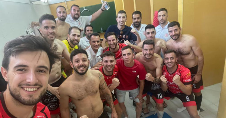 Los jugadores del Bujalance celebrando la victoria en el vestuario