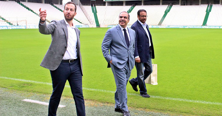 Alsharif Faisal bin Jamil da detalles sobre el estadio a Fawaz Bin Mohammed Alkhalifa. Foto: @BahrainEmbSpain
