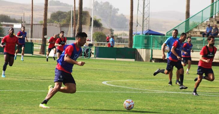 Willy montando una contra durante el entrenamiento con Germán Crespo al fondo.