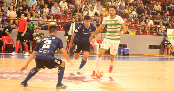 Zequi intentando marcharse de dos jugadores del Betis Futsal.