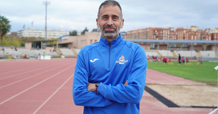 Ángel Ortiz posando en las pistas del Fontanar