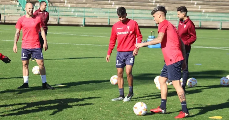 El central del filial Geovanni toca el balón ante Calderón y Sergio Benito, con Germán Crespo al fondo.