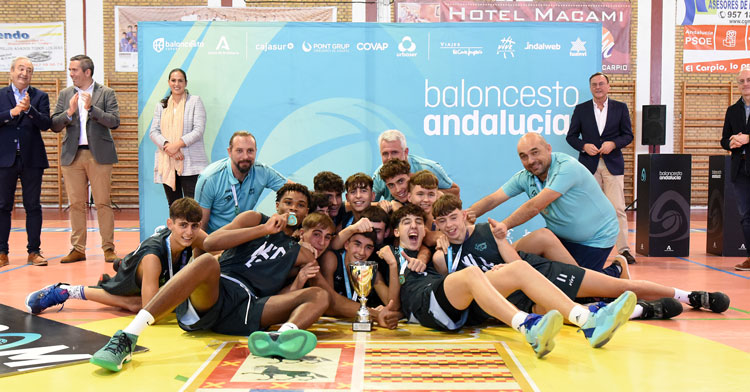 Los chavales de Málaga celebrando su victoria. Foto: FAB