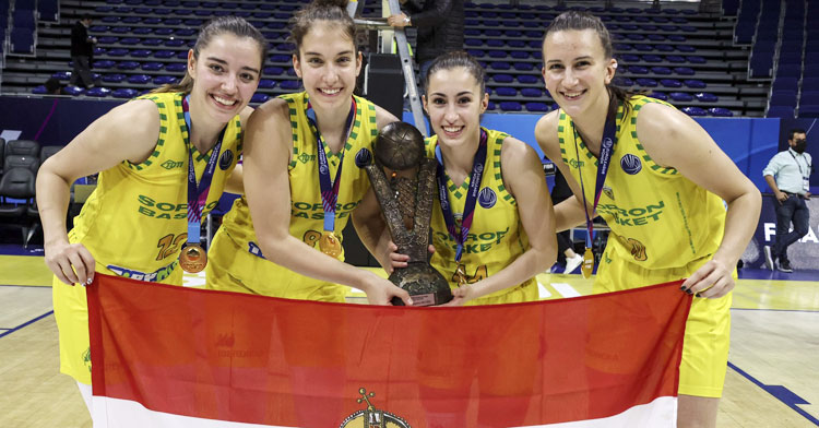 Sara Varga, la segunda por la derecha, tras conquistar la Euroliga