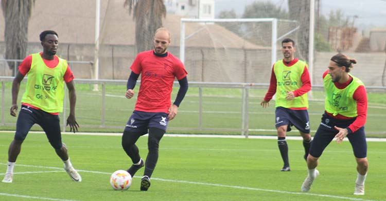 Sergio Benito encara a Gudelj con Diarra a su izqquierda.