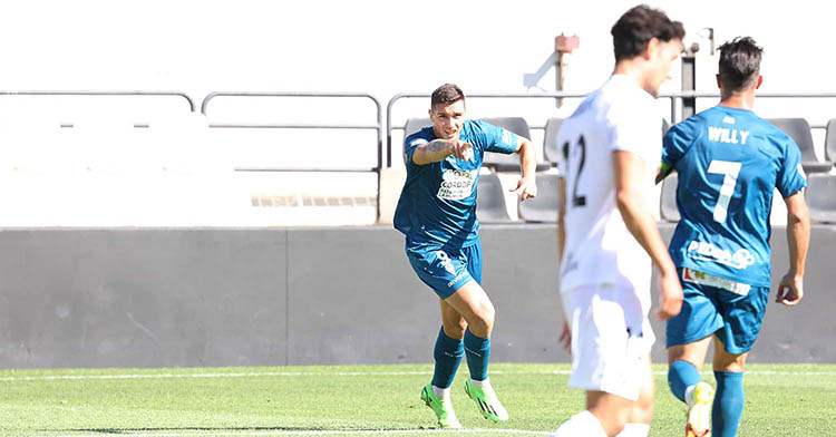 Adri Fuentes señalando a Willy tras la pared que acabó en gol.