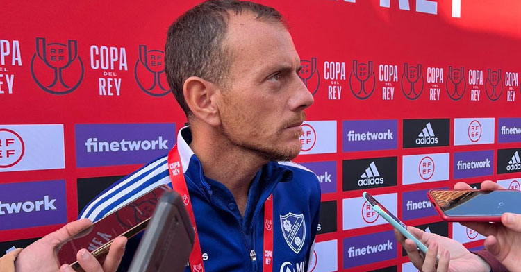 Alberto González atendiendo a los medios tras eliminar al Unión Adarve. Foto: Linares Deportivo