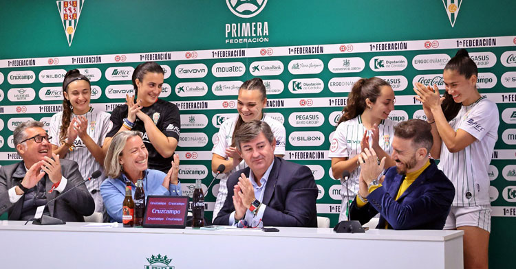 Varias jugadoras del Femenino, ataviadas con los colores que tan bien defienden, acompañaron a Javier González Calvo y las autoridades en la presentación. Foto: CCF