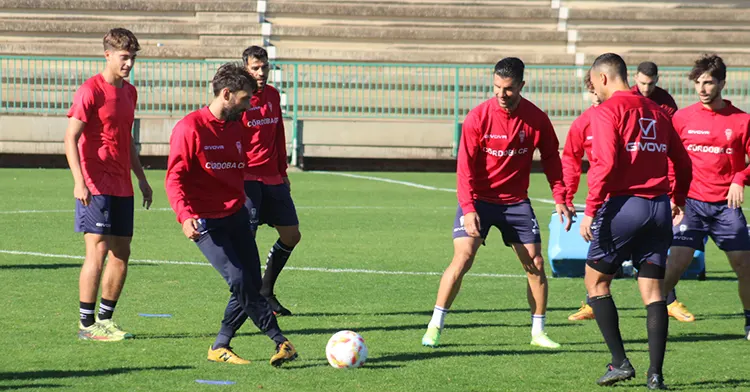 Álex Bernal toca el balón ante Willy en la previa del partido ante el Cacereño.