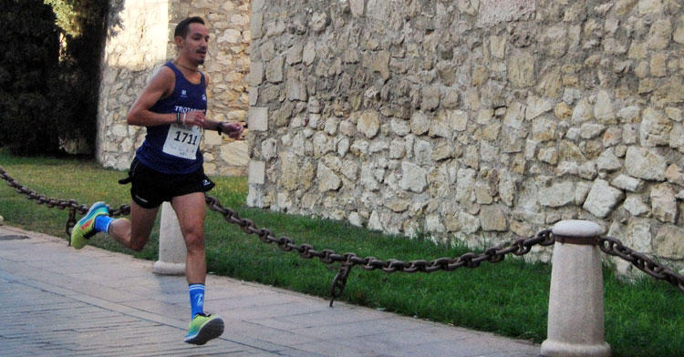 Antonio Montero corriendo en solitario por las calles de Lucena. Foto: Ayuntamiento de Lucena