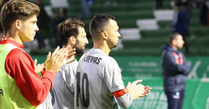 De las Cuevas y otros jugadores aplaudiendo a los aficionados tras la eliminación copera. Foto: CCF