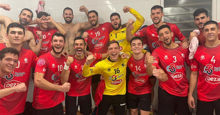 Como locos. Los granates en el vestuario del Pabellón Macarena Aguilar. Foto: CBM