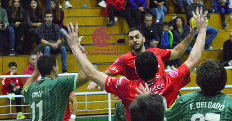 Esteban López busca un hueco para armar el brazo. Foto: CBM