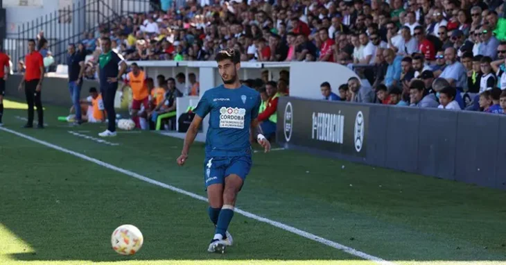 Calderón subiendo por la banda izquierda el pasado domingo en Ceuta.