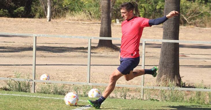 Christian Carracedo botando una falta en la Ciudad Deportiva.