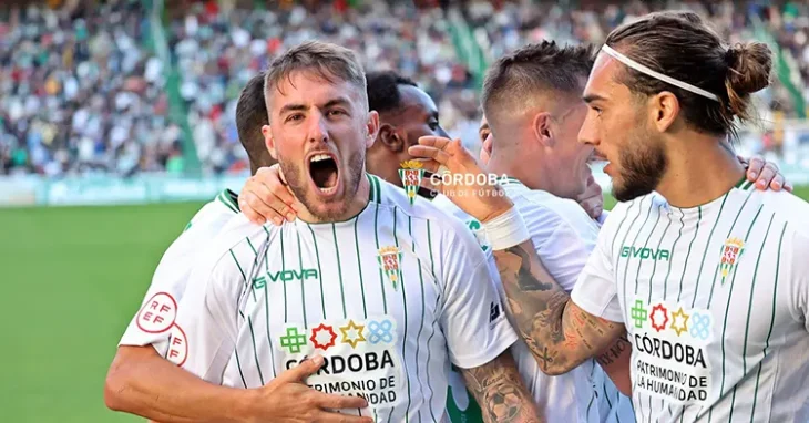 Antonio Casas celebrando con Gudelj y el resto de sus compañeros el tanto de la remontada ante el Linares.