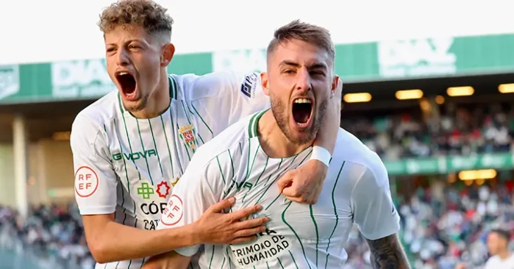 Antonio Casas celebrando el gol de la remontada con Simo.