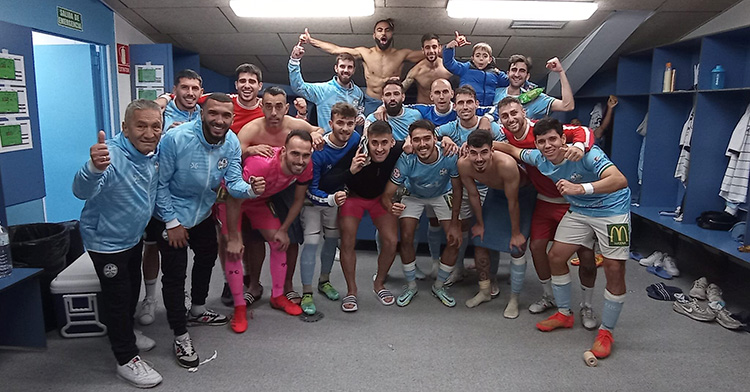 Los jugadores del Ciudad de Lucena celebrando su reencuentro con el triunfo en el vestuario.