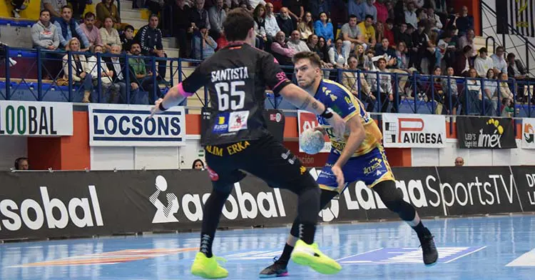 David Estepa intentando superar a un jugador de Ademar de León.