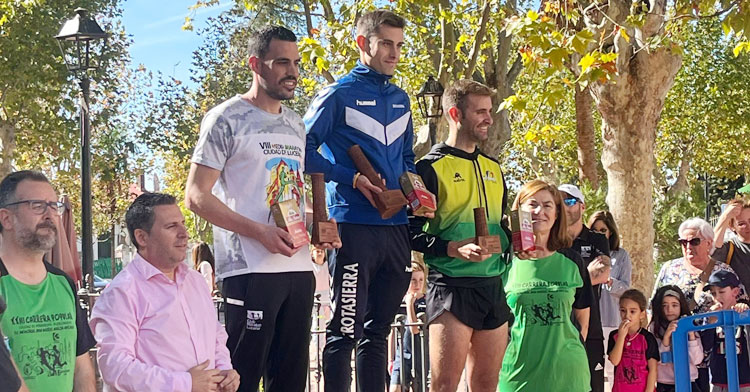 José Luis Dávila en lo más alto del podio en Peñarroya. Foto: Club Trotasierra