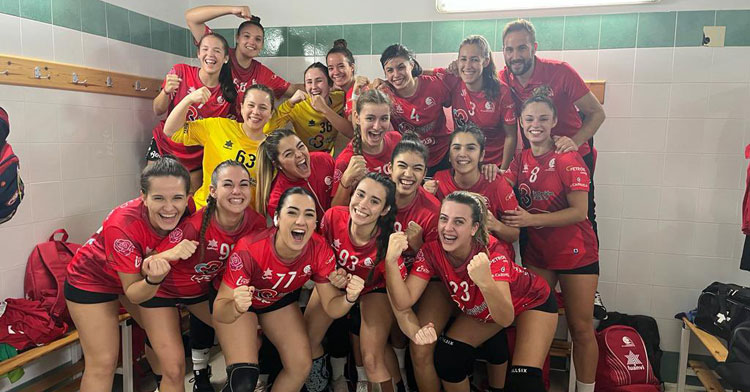 La alegría de las granates tras su primer zarpazo liguero. Foto: CBM