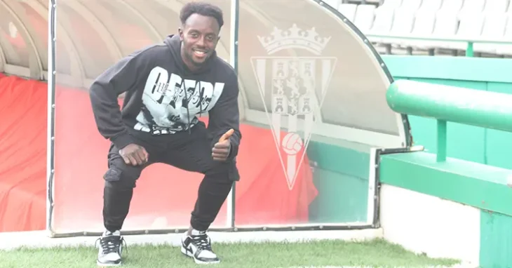 'Yosi' Diarra posando junto al escudo del Córdoba CF en uno de los banquillos de El Arcángel.