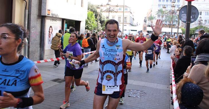 El triatleta Eusebio Borrajo exultante a su paso por las Tendillas en la Media Maratón de Córdoba.