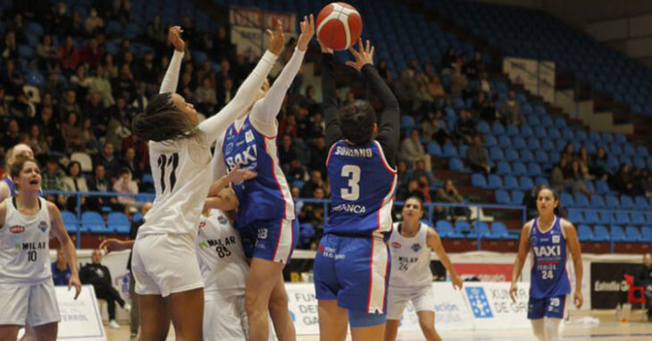 Laura Bernardo peleando una pelota con Soriano. Foto: Uni Ferrol / FEB