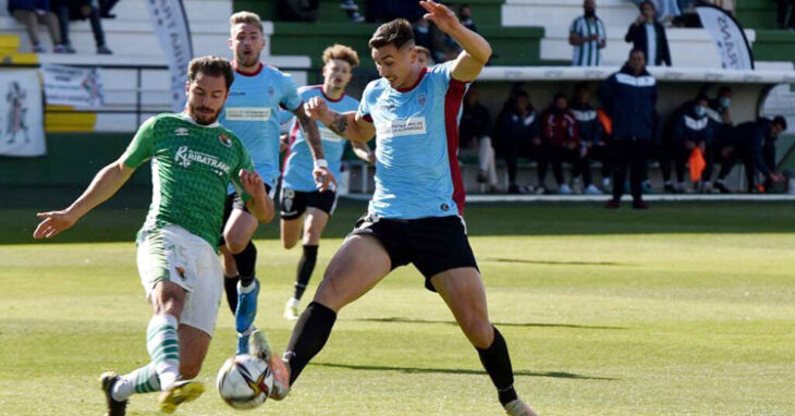 Adrián Fuentes peleando por un balón suelto en el Cacereño-Córdoba de la pasada campaña. Foto: CCF